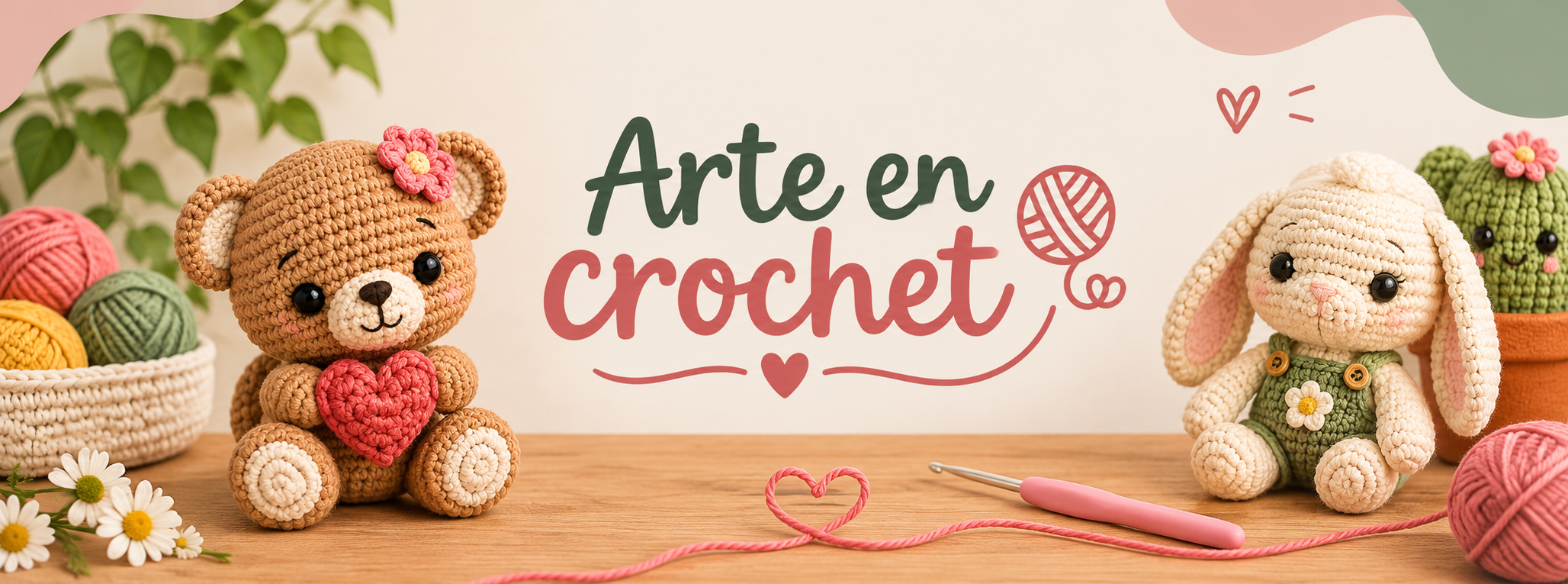 Arte en Crochet: osita y conejito amigurumi entre estambres, flores y un gancho de crochet.